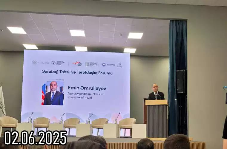 Şuşa və Xankəndinə etdiyimiz son səfər bizim üçün həm mənəvi baxımdan zəngin, həm də gələcəyə olan inamımızı möhkəmləndirən önəmli bir mərhələ oldu. Xüsusilə Xankəndidə yerləşən Qarabağ Universitetində keçirilən “Təhsil və Tərəfdaşlıq Forumu”nda iştirakımız yaddaşımızda dərin iz buraxdı. Forum çərçivəsində tələbələrlə görüşdük, onları dinlədik. Onların universitetləri, müəllimləri və yaşadıqları tələbə şəhərciyi barədə ürəklə danışmaları bizi çox təsirləndirdi. Gənclərin gözlərindəki parıltı və səsindəki inam bir daha sübut etdi ki, Qarabağın gələcəyi etibarlı əllərdədir. Xankəndidə aparılan genişmiqyaslı yenidənqurma və infrastruktur işləri artıq öz bəhrəsini verməyə başlayıb. Bu proses yeni iş yerlərinin yaradılmasına və ixtisaslı kadrlara ehtiyacın artmasına səbəb olur. Sevindirici haldır ki, bu dəyişikliklər birbaşa tələbələrin gözü qarşısında baş verir. Onlar inanırlar ki, sabah iş axtarmaq üçün qapı-qapı düşməyəcəklər. Bu, təhsilin verdiyi ən böyük güvəndir. Forumun əsas məqsədi də məhz bu idi – gənclərin təhsilinə dəstək vermək, bölgədə kadr çatışmazlığının qarşısını almaq və yerli sahibkarları bu xeyirxah missiyaya cəlb etmək. Biz də Çaşıoğlu şirkəti olaraq bu müqəddəs təşəbbüsə biganə qala bilməzdik. Sərmayəmizi bu istiqamətə yönəltdik və bundan böyük qürur hissi keçirdik. Qarabağ Universitetinin kitabxanasına Çaşıoğlu nəşriyyatında çap olunan kitablarımızı hədiyyə etdik. Səfərimizin ən duyğulu məqamlarından biri isə Vətən müharibəsi qəhrəmanı general-mayor Polad Həşimovun həyat yoldaşı Ofelya xanımla universitetdə baş tutan görüşümüz oldu. Ona 44 günlük Vətən müharibəsinə həsr etdiyimiz “Zəfər Dastanı” kitabını təqdim etdik. Bu an bizim üçün unudulmaz oldu. Bir günlük səfərimizdə o qədər sevincli və qürurverici anlar yaşadıq ki, hər birini yazmaq asan deyil. Lakin bu təəssüratlar bizim üçün dəyərli bir yaddaş, gələcək fəaliyyətimiz üçün isə böyük motivasiyadır.